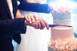  Learn how to freeze wedding cake properly to keep it fresh for your anniversary. Expert tips on wrapping, freezing, from the cake specialists.

