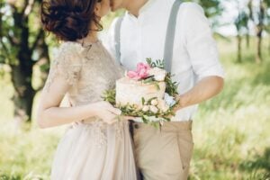 Learn how to freeze wedding cake properly to keep it fresh for your anniversary. Expert tips on wrapping, freezing, from the cake specialists.