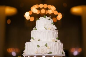  Learn how to freeze wedding cake properly to keep it fresh for your anniversary. Expert tips on wrapping, freezing, from the cake specialists.
