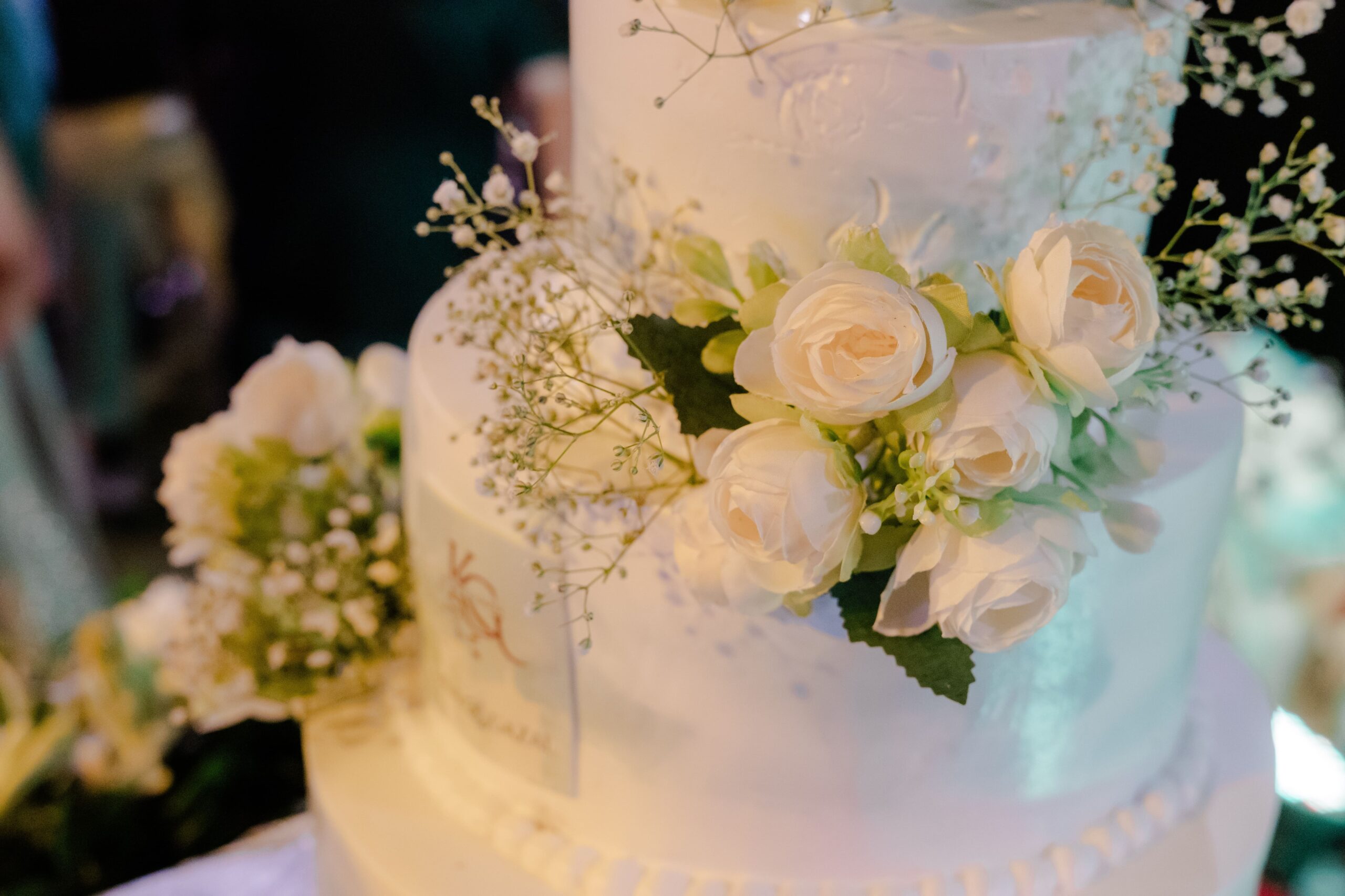 Discover what is wedding cake flavor — from traditional vanilla-almond classics to seasonal and modern twists.