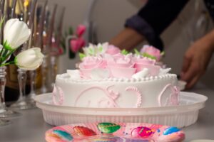 Discover what is wedding cake flavor — from traditional vanilla-almond classics to seasonal and modern twists.