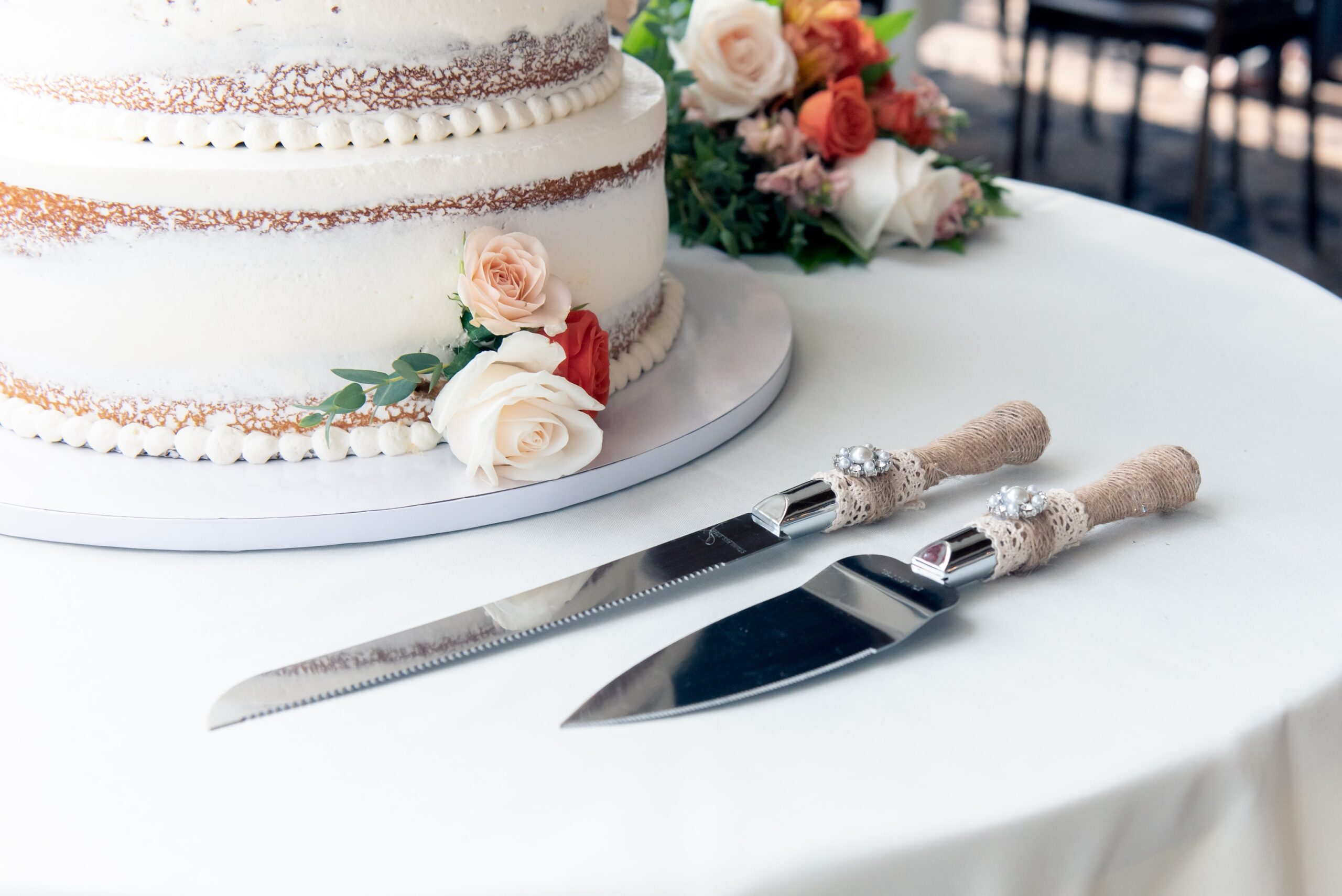 Discover what is wedding cake flavor — from traditional vanilla-almond classics to seasonal and modern twists.