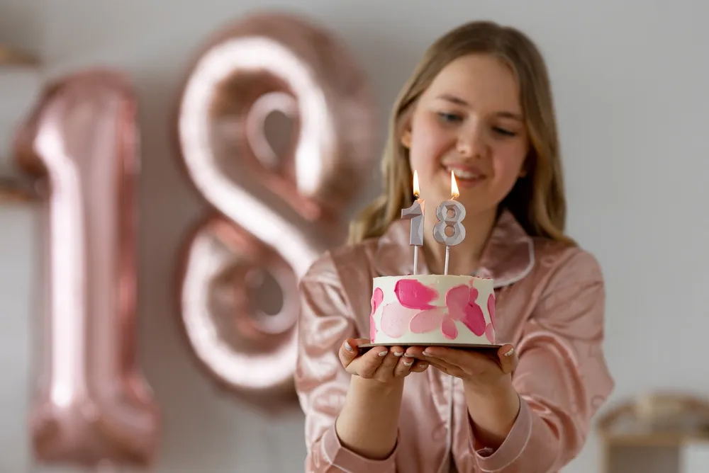 Minimal Birthday Cakes for Teenagers